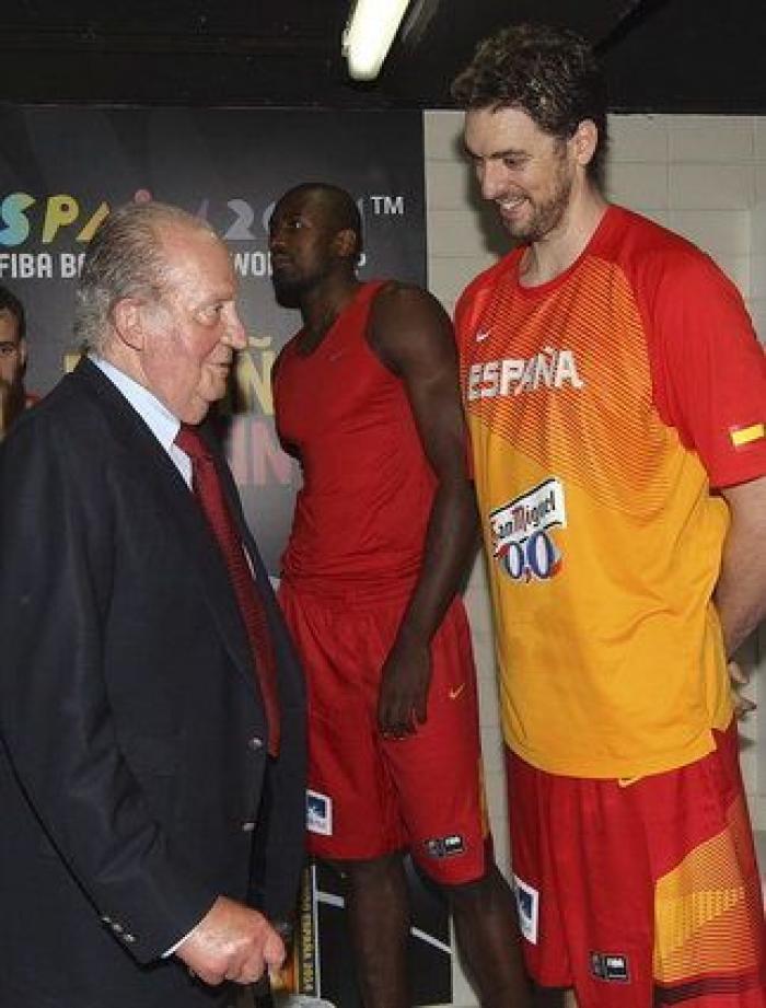 La visita del rey Juan Carlos al vestuario de la selección de baloncesto (FOTOS)