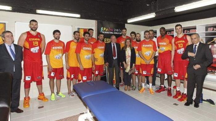 La visita del rey Juan Carlos al vestuario de la selección de baloncesto (FOTOS)
