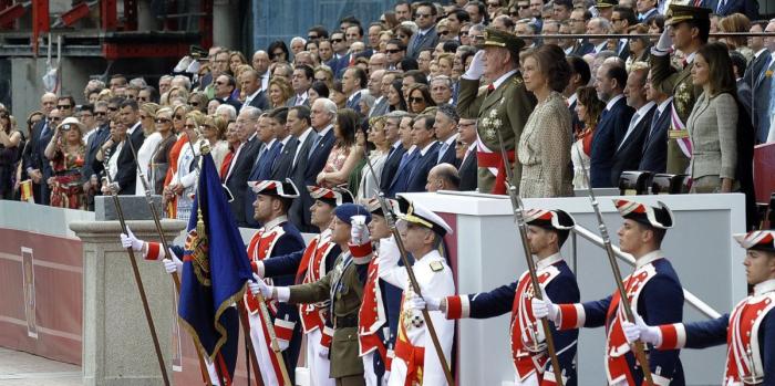El rey reaparece en el desfile del Día de las Fuerzas Armadas (VÍDEO Y FOTOS)