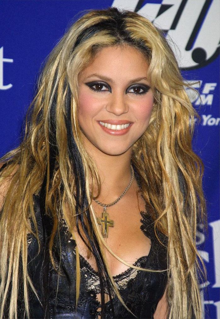 Polémica por un símbolo nazi en un collar promocional de la gira de Shakira