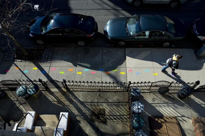 Arte callejero 'interactivo': las pegatinas de Katie Sokoler te siguen los pasos (FOTOS)