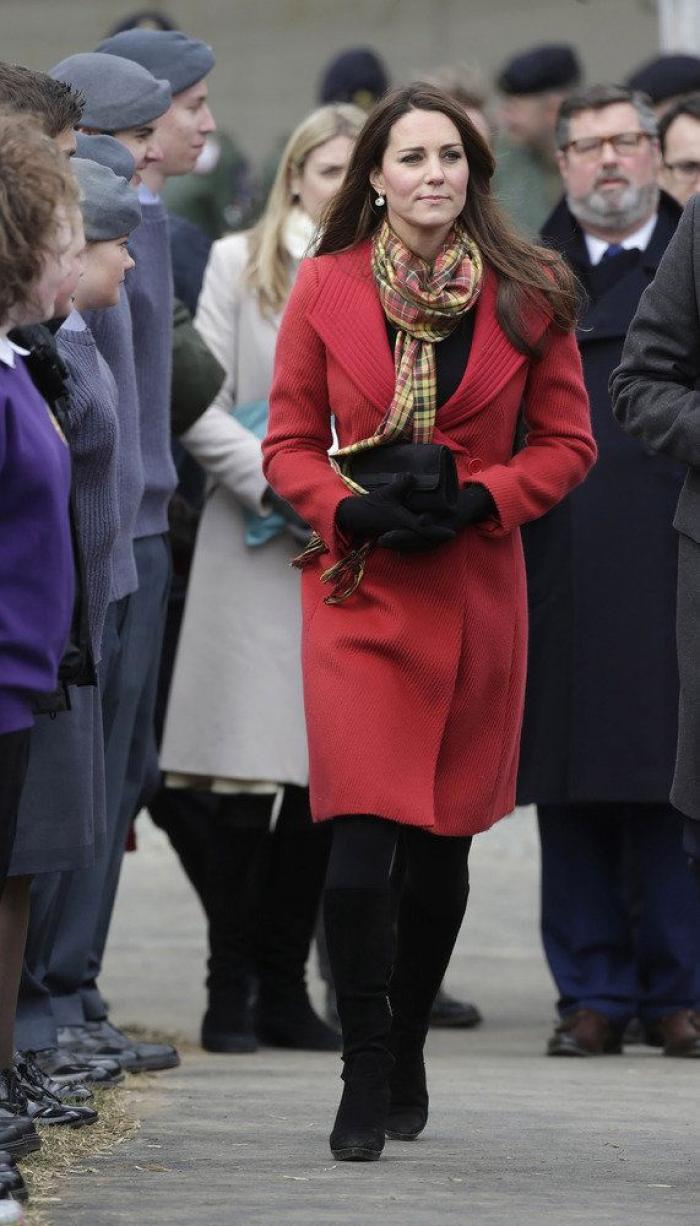 Kate Middleton causa revuelo por su reacción a una caricia del príncipe Guillermo