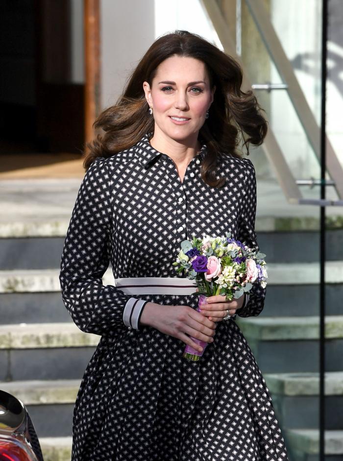 Kate Middleton causa revuelo por su reacción a una caricia del príncipe Guillermo