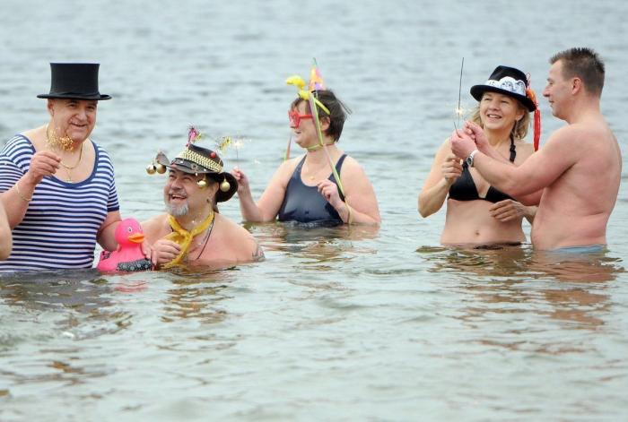 Año 2013: Gente bañándose para celebrar el año nuevo (FOTOS)