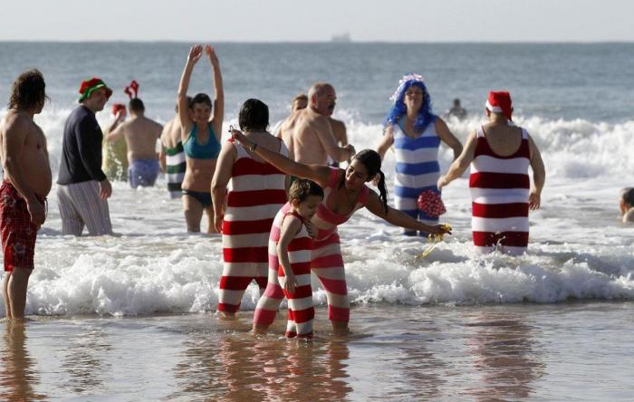 Año 2013: Gente bañándose para celebrar el año nuevo (FOTOS)
