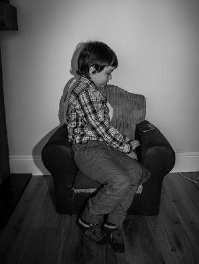 La serie de fotos de este padre refleja las múltiples caras que tiene el autismo