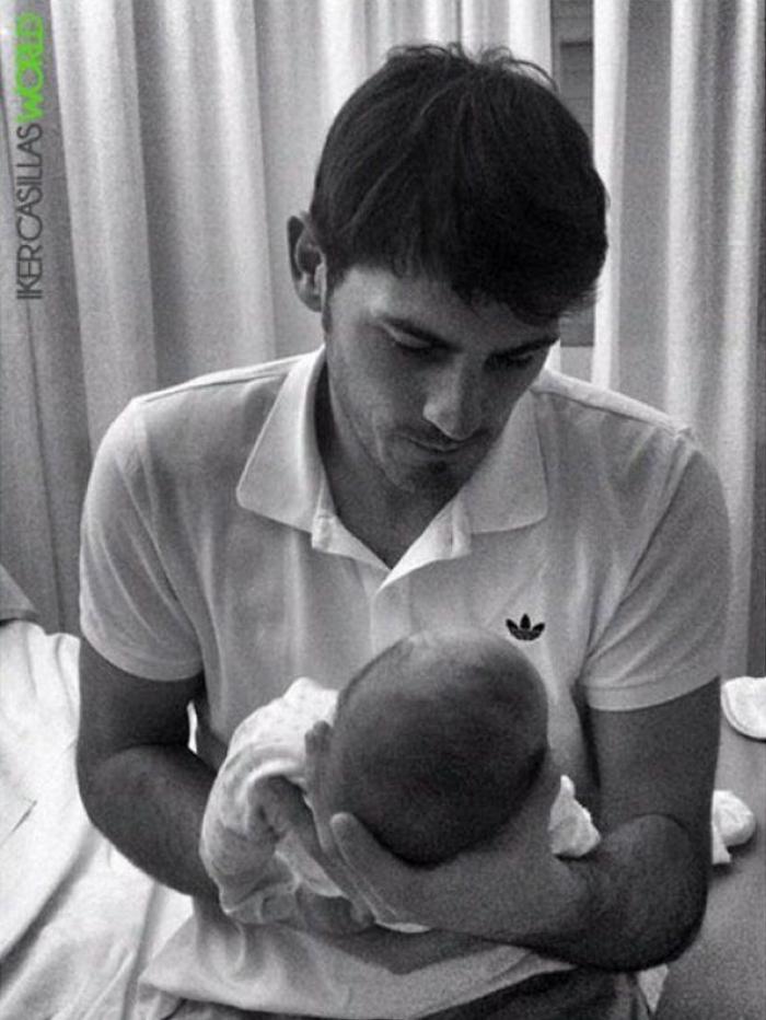 Casillas sube a Facebook la foto de su hijo Martín para felicitar el día de la madre