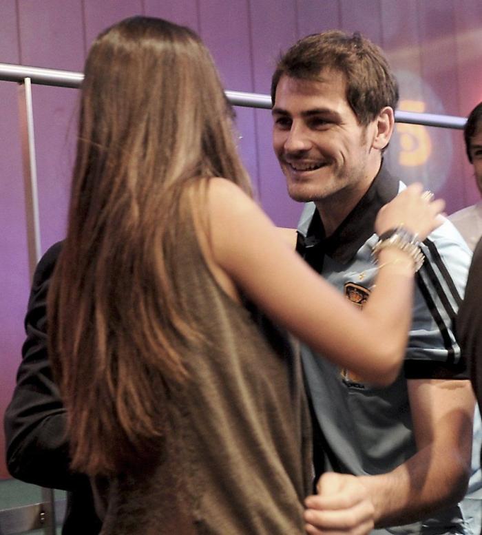 Iker Casillas se rapa el pelo y... y... y... bueno, es mejor verlo