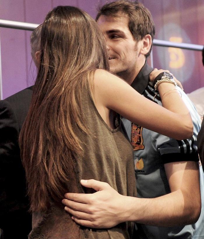Iker Casillas se rapa el pelo y... y... y... bueno, es mejor verlo