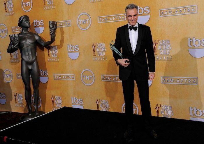Descuidos de famosas: Jennifer Lawrence con vestido "roto" en los premios del Sindicato de Actores (FOTOS, GIF)
