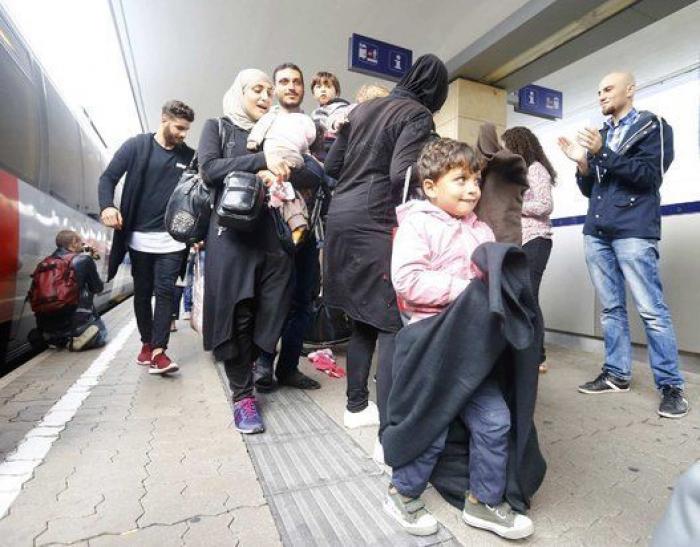 Una reportera pega patadas y pone zancadillas a varios refugiados en Hungría