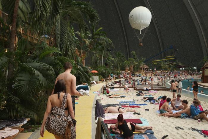 'Paraíso' tropical artificial de Alemania: un antiguo hangar para imaginar la playa todo el año (FOTOS)