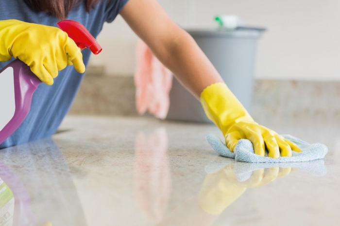 Fácil y barato: el truco para limpiar el moho de los azulejos del baño
