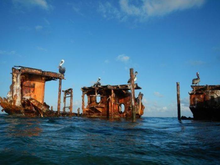 Un barco con toneladas de productos químicos se hunde en Sri Lanka