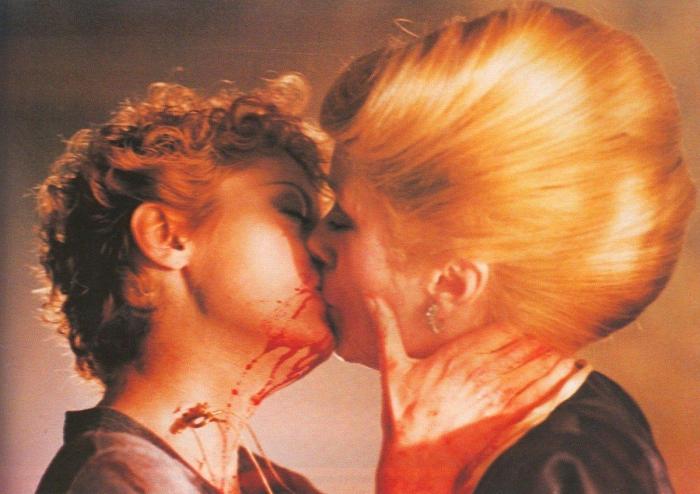 Kate Moss y Sharon Stone: beso de varios miles de euros por una buena causa (FOTOS)