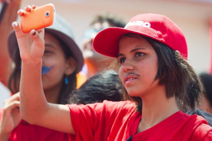 Elecciones Venezuela 2013, la 'cara B': El pajarito de Maduro, los temazos de la campaña, la fiebre del 'moustache'... (FOTOS, VÍDEOS)