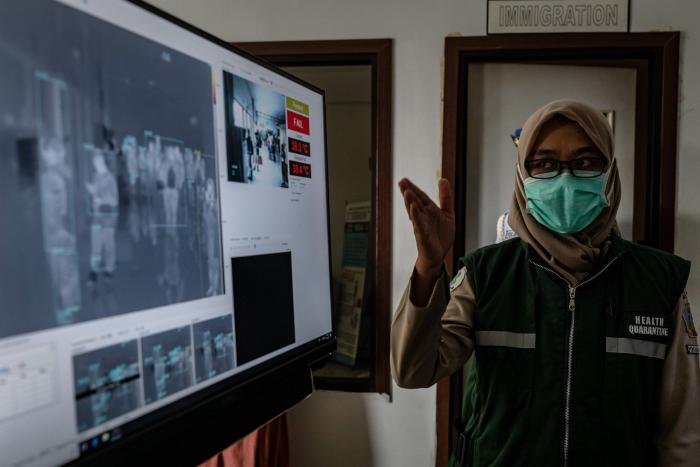 Miles de estudiantes vuelven a las aulas en Pekín y Shanghái ante el descenso de los casos de coronavirus