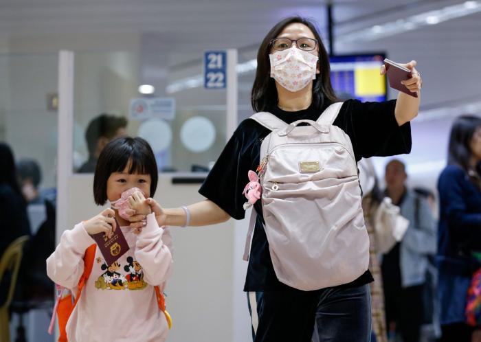 Miles de estudiantes vuelven a las aulas en Pekín y Shanghái ante el descenso de los casos de coronavirus
