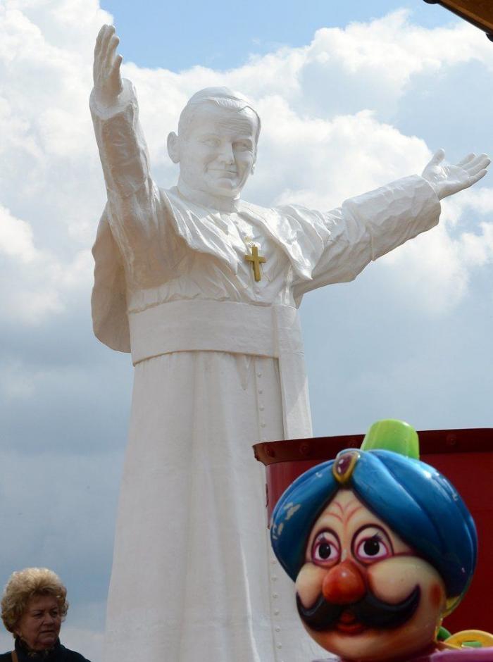 Inauguran en Polonia una estatua gigante de 13,8 metros del papa Juan Pablo II (FOTOS)