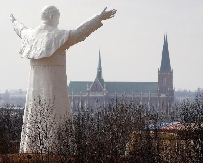 Inauguran en Polonia una estatua gigante de 13,8 metros del papa Juan Pablo II (FOTOS)