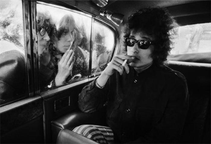 Bob Dylan para un concierto para reñir al público por hacerle fotos