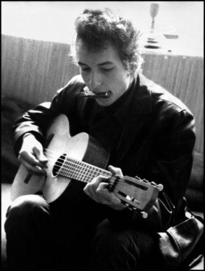 Bob Dylan para un concierto para reñir al público por hacerle fotos