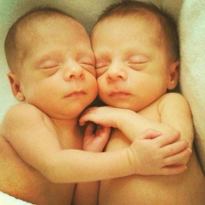 Estas 45 fotos demuestran por qué los hermanos gemelos tienen una relación tan especial