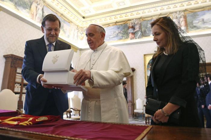 Rajoy visita al papa en audiencia privada en El Vaticano y le regala una camiseta de la selección española