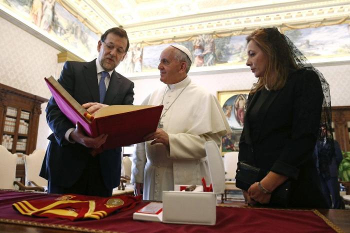 Rajoy visita al papa en audiencia privada en El Vaticano y le regala una camiseta de la selección española