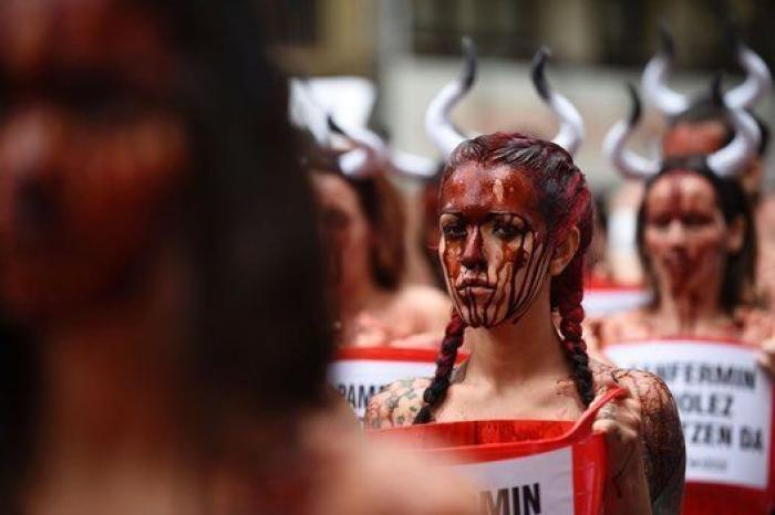 Un centenar de animalistas protestan en Pamplona contra los Sanfermines