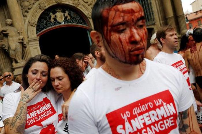 Un centenar de animalistas protestan en Pamplona contra los Sanfermines