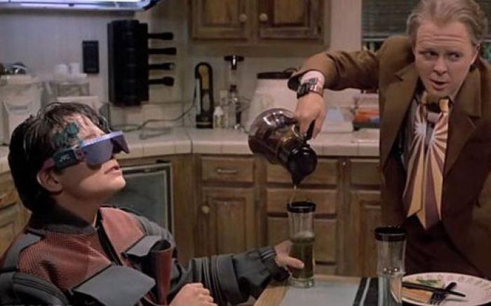 ¿Qué hay detrás del vídeo viral de Tom Holland y Robert Downey Jr. en 'Regreso al futuro'?