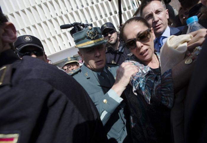 Isabel Pantoja, zarandeada a la salida de los juzgados (VÍDEO, FOTOS, GIF)