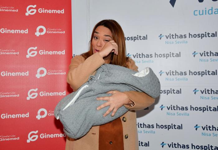 Las lágrimas de Toñi Moreno al salir del hospital con su bebé