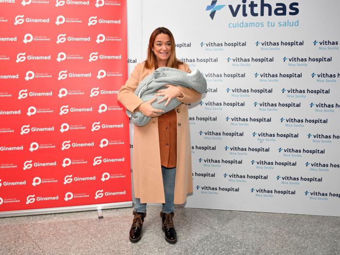 Las lágrimas de Toñi Moreno al salir del hospital con su bebé