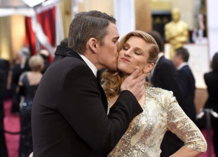 Jennifer Lopez se hace un 'selfie' y después sufre un 'photobomb' en los Oscar 2015 (FOTOS)