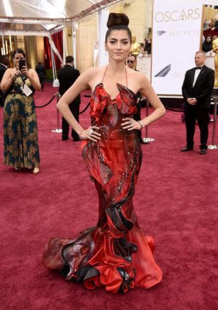 Jennifer Lopez se hace un 'selfie' y después sufre un 'photobomb' en los Oscar 2015 (FOTOS)