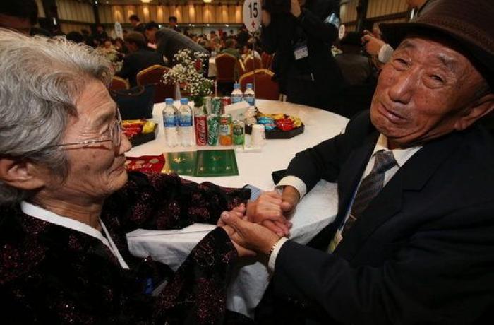Reencuentro de familias de las dos Coreas: la emoción de volver a abrazar a tu hermano 60 años después