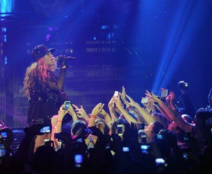 Un fan agarra a Beyoncé y consigue bajarla del escenario en medio de un concierto en Sao Paulo (VÍDEO)