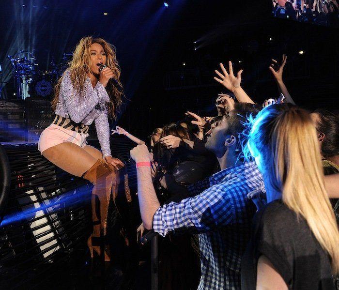 Un fan agarra a Beyoncé y consigue bajarla del escenario en medio de un concierto en Sao Paulo (VÍDEO)