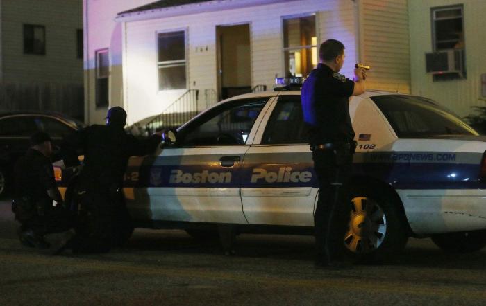 Un tiroteo cerca de Boston se salda con un policía asesinado, un sospechoso muerto y otro huído (FOTOS, VÍDEO, DIRECTO)