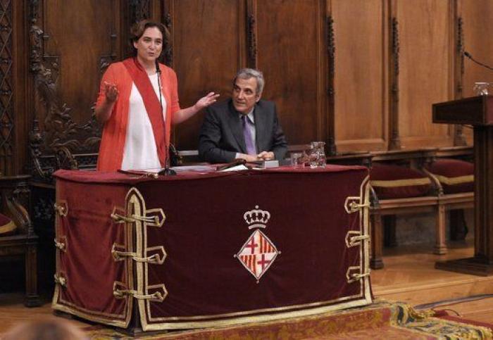 El 'corte' de Ada Colau a Manuel Valls por sus críticas a la reprobación del rey Felipe VI