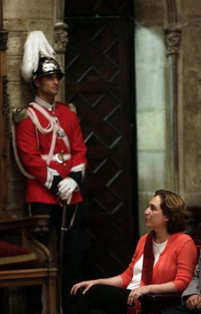 El 'corte' de Ada Colau a Manuel Valls por sus críticas a la reprobación del rey Felipe VI