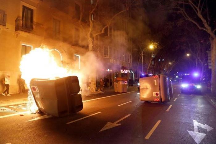 Vuelven los disturbios a Barcelona: barricadas y enfrentamientos con los Mossos