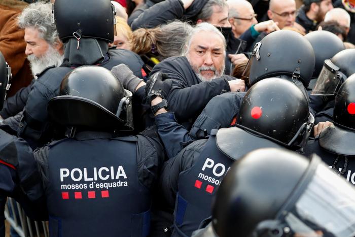 Vuelven los disturbios a Barcelona: barricadas y enfrentamientos con los Mossos