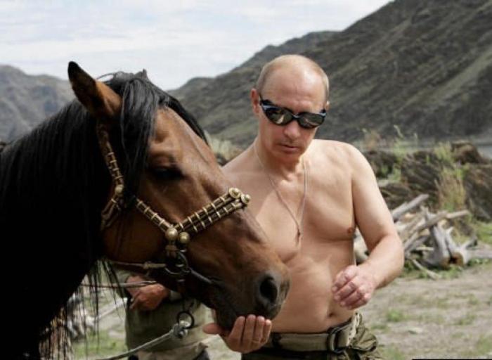 El vídeo de Putin y el mosquito que se comenta en medio mundo: todos se fijan en el brazo derecho