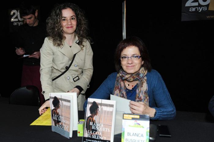 26 ¿escritores? posando con sus libros en Sant Jordi (FOTOS)