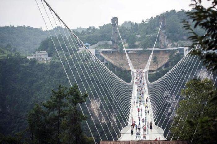 China inaugura el puente de cristal más largo y alto del mundo