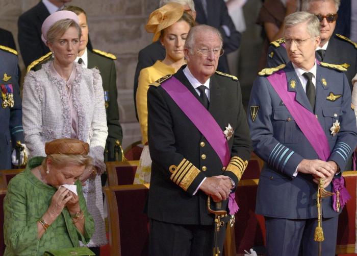 Abdicación del rey de Bélgica: El rey Alberto II firma su abdicación en favor de su hijo Felipe