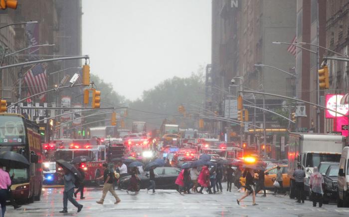 Al menos un muerto tras estrellarse un helicóptero contra un rascacielos en Nueva York